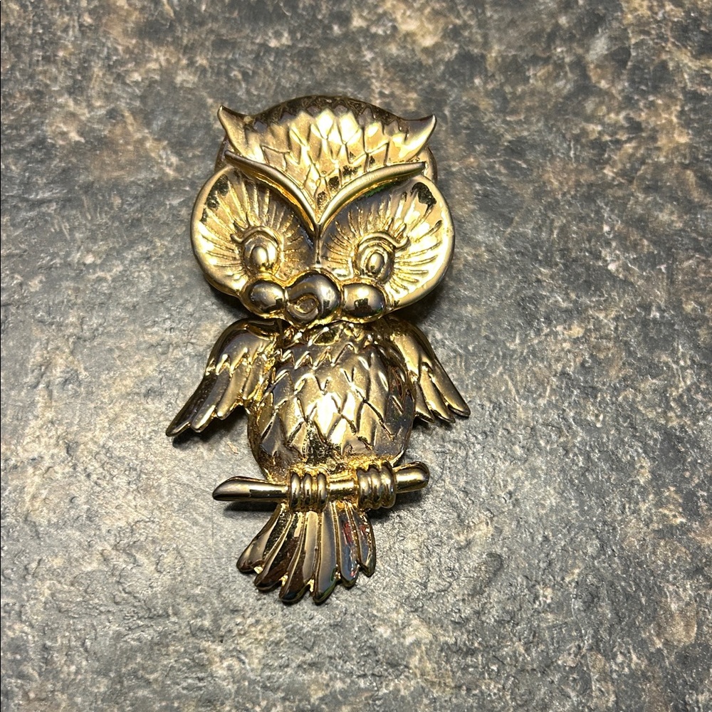 Gold-tone Owl Brooch textured perched on a branch Head/Body hinge - Picture 3 of 6